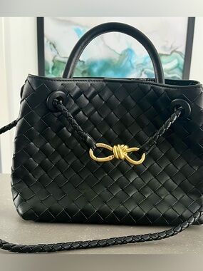 Black Leather Handbag - Gold Hardware